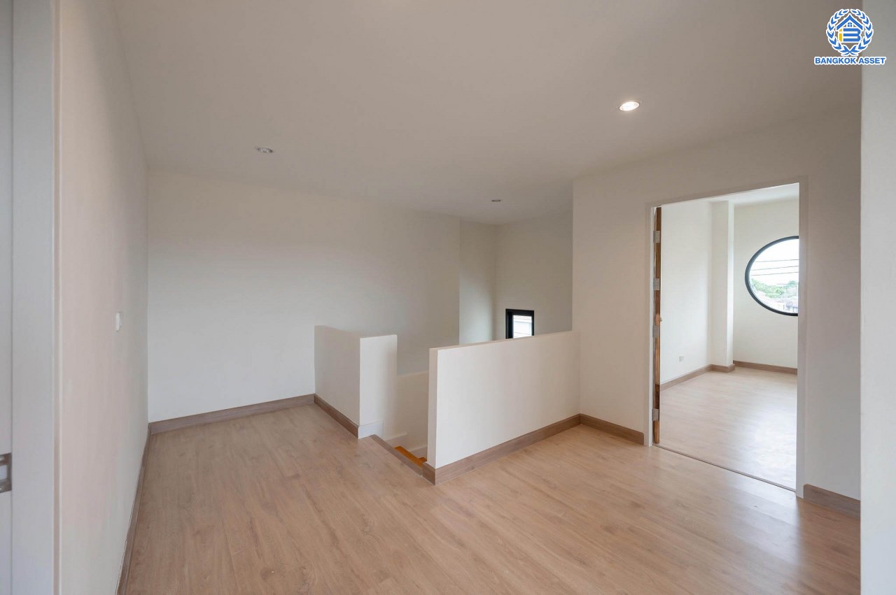 บ้านมือสองตกแต่งใหม่ โครงการ มณธานี บางแค บ้านเดี่ยว 3 ชั้น ดีไซน์หรูหรา เนื้อที่กว้าง 56.40 ตร.ว. พื้นที่ใช้สอย 240 ตร.ม. ฟังก์ชัน 5 ห้องนอน 4 ห้องน้ำ 2 ที่จอดรถ ฟังก์ชันครบตอบทุกไลฟ์สไตล์ บนทำเลศักยภาพ เชื่อมต่อถนนกาญจนาภิเษก ใกล้เดอะมอลล์บางแค ใกล้รถไฟฟ้าสายสีน้ำเงิน "สถานีหลักสอง" และจุดขึ้นทางด่วน "กาญจนาภิเษก"